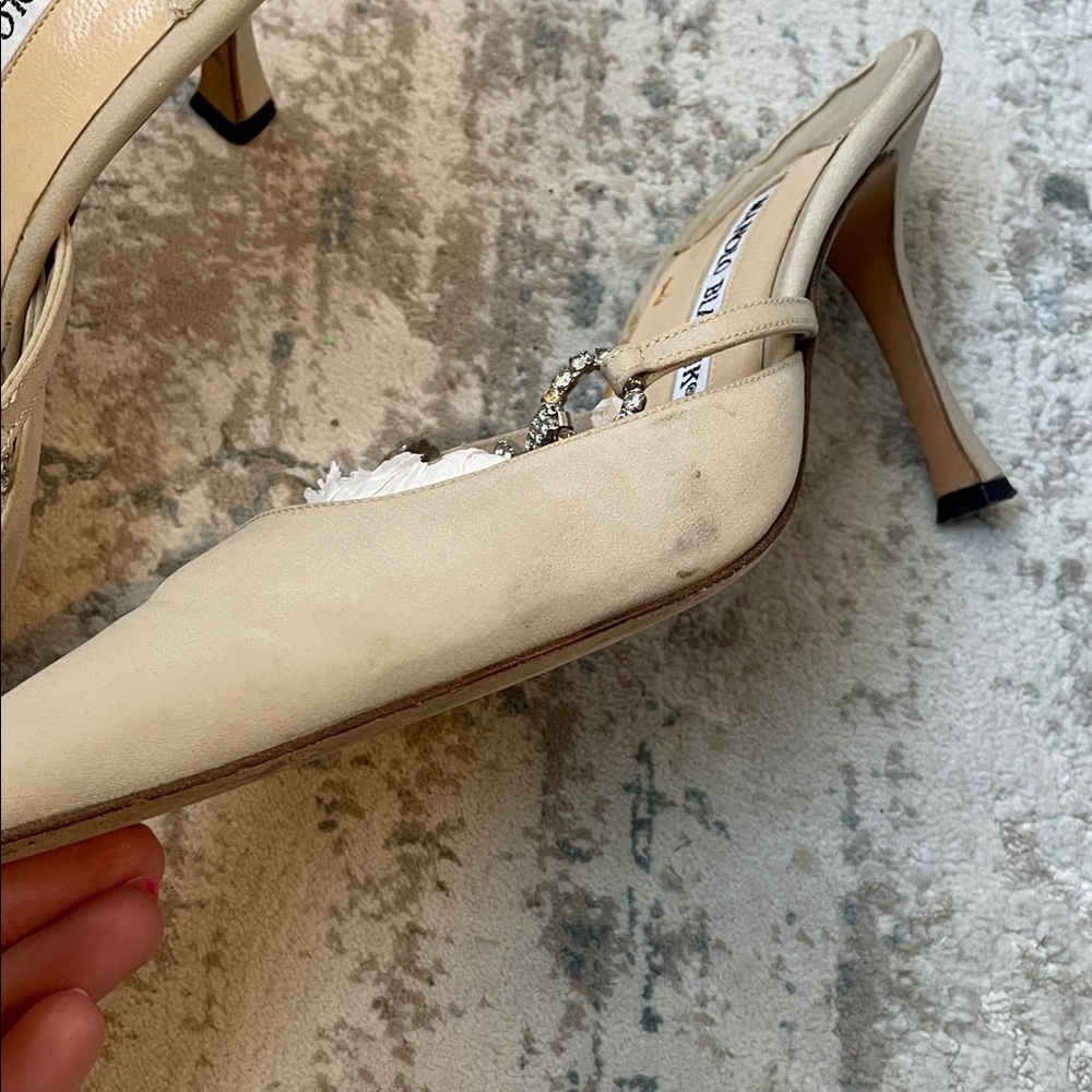 Manolo Blahnik (authentic) Cream Pointed Toe Mules with Silver Chain - Picture 5 of 12